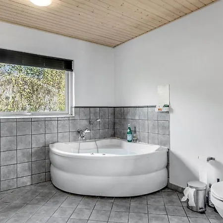 Σπίτι διακοπών Four-bedroom In Juelsminde *