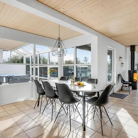 Σπίτι διακοπών Four-bedroom In Juelsminde *