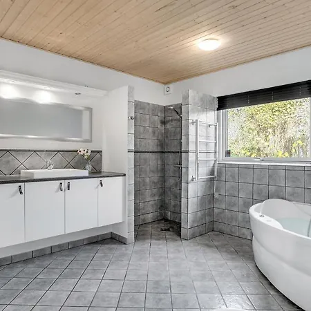 Four-bedroom In Juelsminde